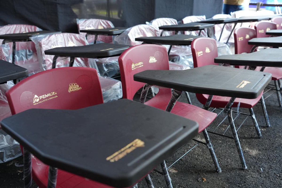 Junto al gobernador de Puebla, <a href="/armentapuebla_/">Alejandro Armenta</a>, hicimos entrega de 100 paquetes de mobiliario y equipo escolar a 150 centros educativos del estado, como parte del programa de apoyo a la comunidad y medio ambiente que impulsa <a href="/Pemex/">Petróleos Mexicanos</a>.

Esta acción se realiza en cumplimiento del