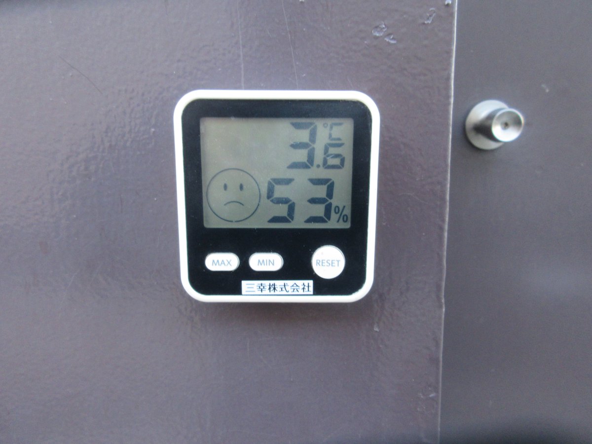 日本列島に真冬並みの寒気が来たことで各地で初雪が観測されましたが、稲沢市スポーツ施設がある愛知県稲沢市も12/3（水）の夜中に雪が舞ってました(;・∀・)
本日12/5もまだ寒く、施設の温度計は朝イチで屋内6～8℃、屋外は3℃を示してました(@_@)