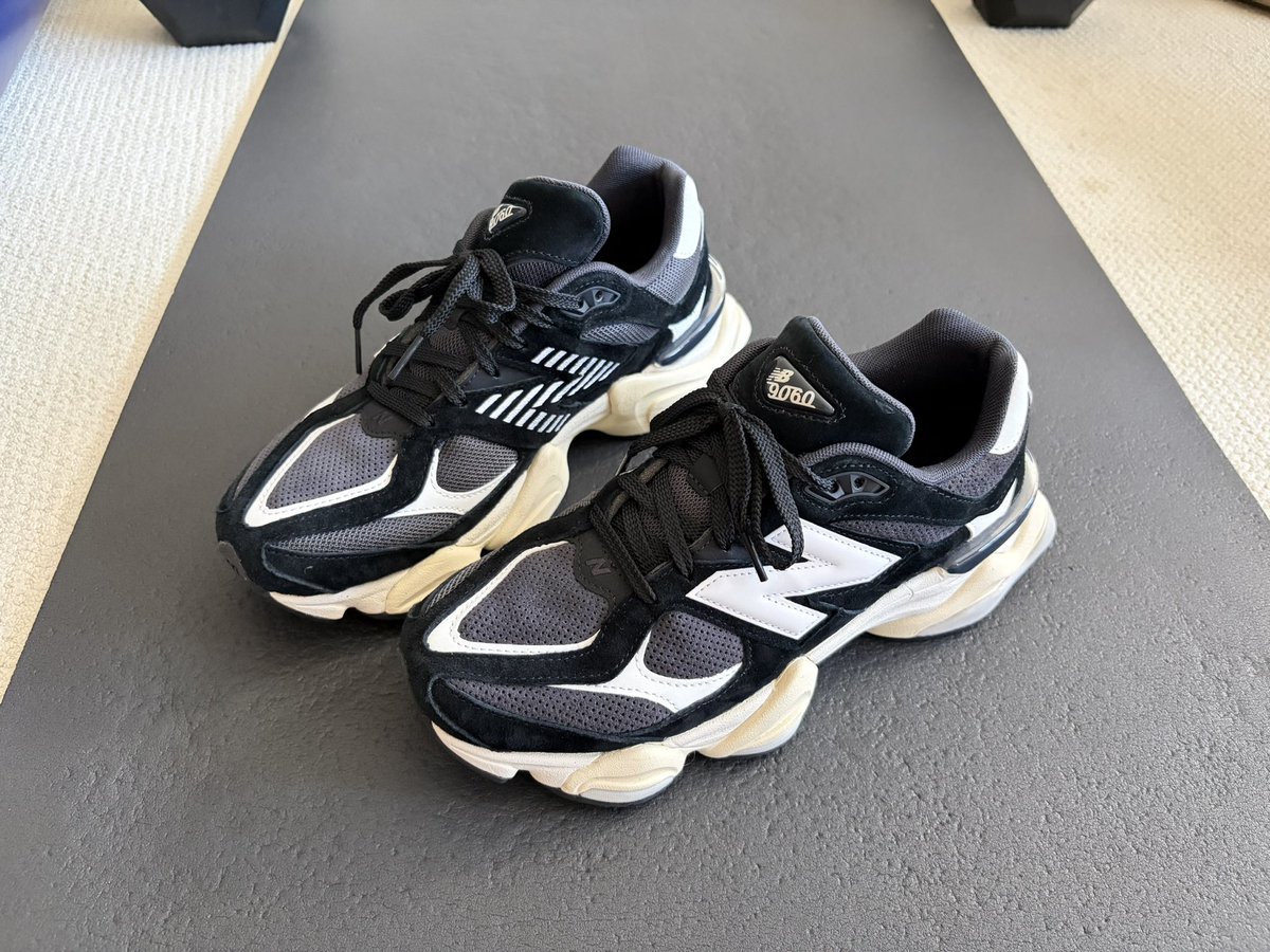 love_moet's tweet photo. ありがとう、ブラックフライデー😘

9060

#newbalance 
#U9060AAA https://t.co/qigeRlKMXS