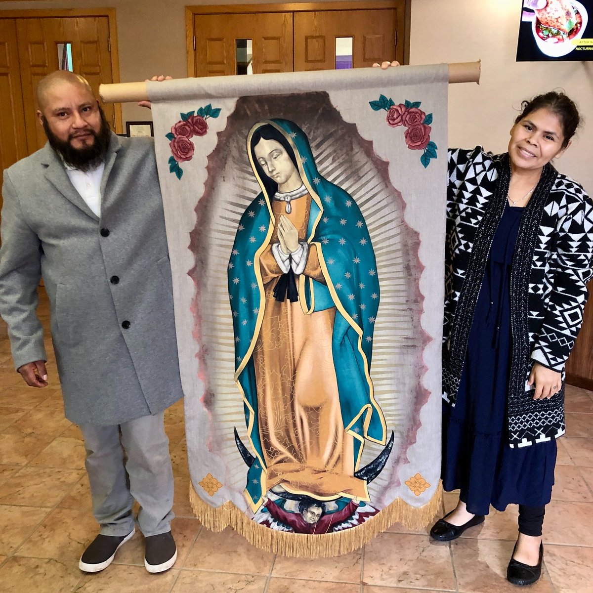 A St. Alice parishioner painted this lovely banner for the Our Lady of Guadalupe procession.
Join us on Dec. 11 for our Guadalupe celebration starting at 6pm with a Night of Hope and Healing followed by dinner, a procession, Vigil Mass, AND MORE.  stalice.org/our-lady-of-gu…