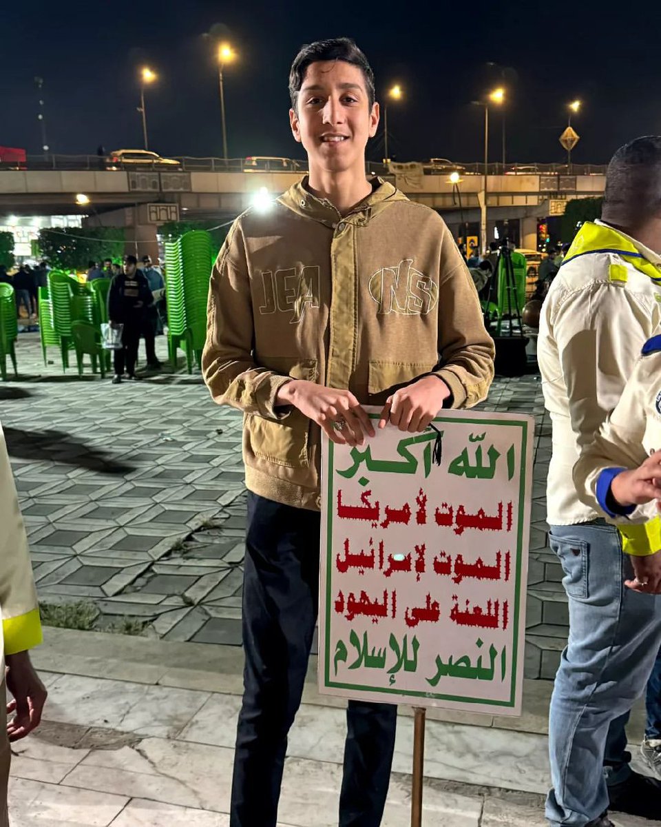 شاب عراقي يحمل شعار الصرخة في البصرة
الله اكبر
الموت لأمريكا
الموت لإسرائيل
اللعنة على اليهود
النصر للإسلام
#انصار_الله_في_العراق