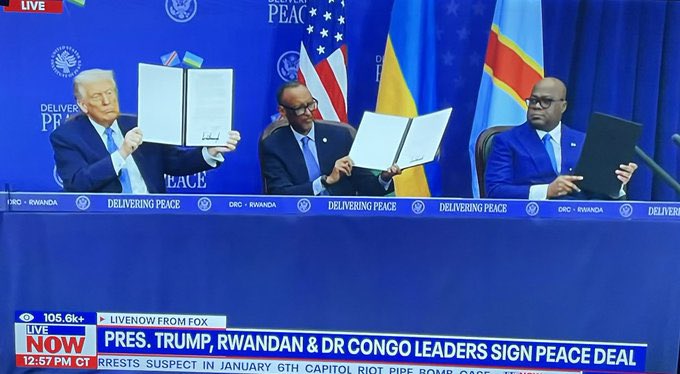 BlaiseBasabose's tweet image. #RDC|🇨🇩🇷🇼Aucune poignée de main n’a été échangée entre les présidents congolais, Félix Tshisekedi, et rwandais, Paul Kagame, lors de la signature de l’accord de paix, en présence de Donald Trump.