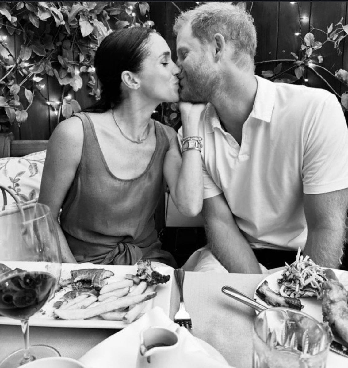 Love how my favs love and support each other and not flying into jealous rage over their own insecurities thinking someone is “overshadowing” them. They understand that success for one is a benefit to the whole family. They stay lifting each other up.