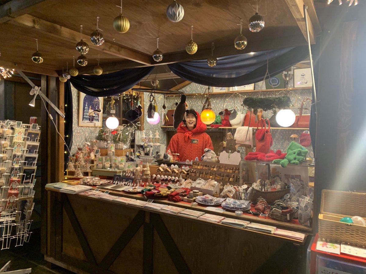 BebeSwallowtail's tweet image. 「UMEDA SKY BUILDING Christmas 2025」
1F広場「Wonder Christmas Marche」
雑貨店ranbu 出店中です✨🎁

曜日や時間帯によってたくさんの人に
なります☺️😳
こんな盛り上がりも楽しいよね、
きっと。

12月25日(木)まで開催！
是非梅田スカイビルまで、
お越しくださいね！✨✨🎄🎄