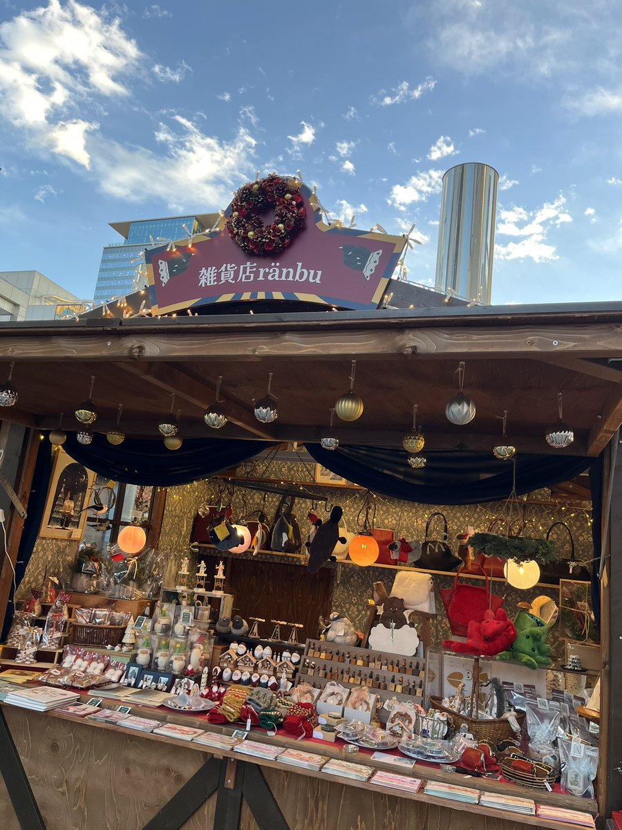 BebeSwallowtail's tweet image. 「UMEDA SKY BUILDING Christmas 2025」
1F広場「Wonder Christmas Marche」
雑貨店ranbu 出店中です✨🎁

曜日や時間帯によってたくさんの人に
なります☺️😳
こんな盛り上がりも楽しいよね、
きっと。

12月25日(木)まで開催！
是非梅田スカイビルまで、
お越しくださいね！✨✨🎄🎄