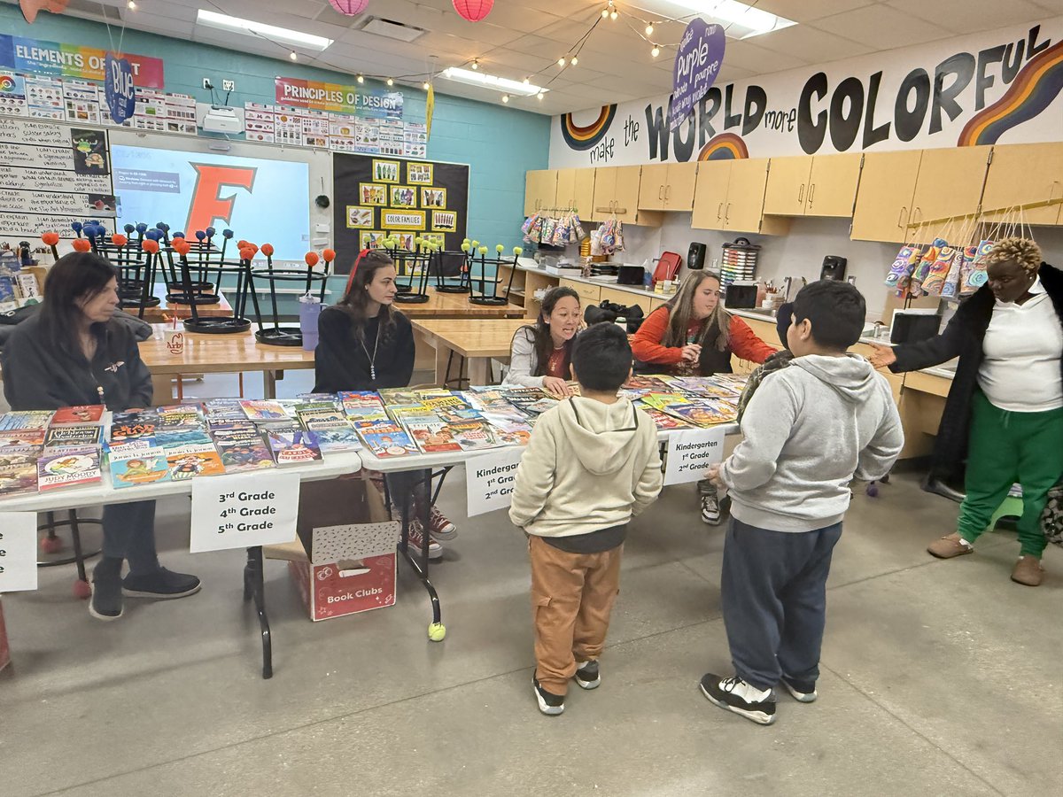 fcsdcentral's tweet image. Central’s Snowy STEAM Spectacular night is off to an amazing start! We can’t wait to read, play games, and make snowflakes with all of our students!