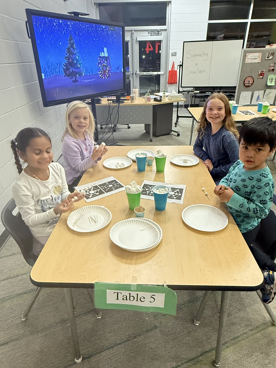 fcsdcentral's tweet image. Central’s Snowy STEAM Spectacular night is off to an amazing start! We can’t wait to read, play games, and make snowflakes with all of our students!