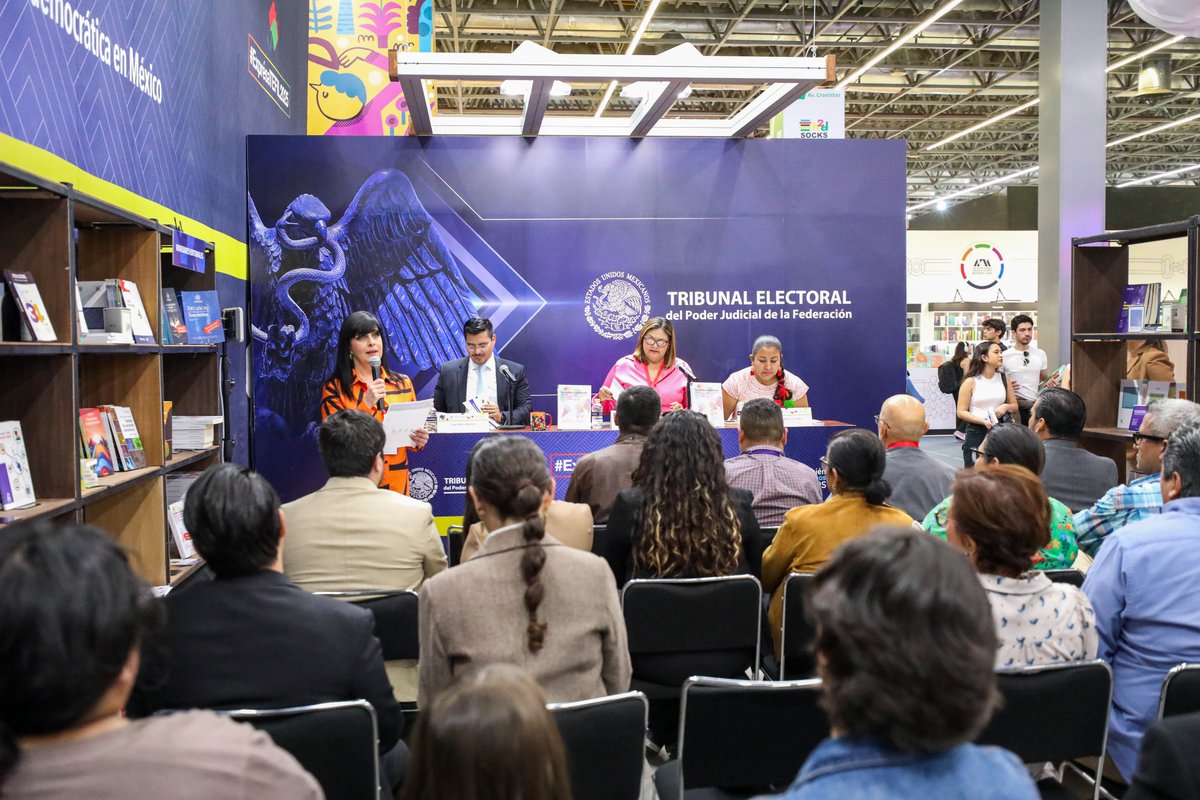TEPJF_GDL's tweet image. 📚 #MomentosFIL
Hoy se presentó el libro “De boletas y sociedades”, un espacio de reflexión sobre los desafíos de los sistemas electorales comparados.

#SRG #TEPJF #FIL2025 🗳️📚