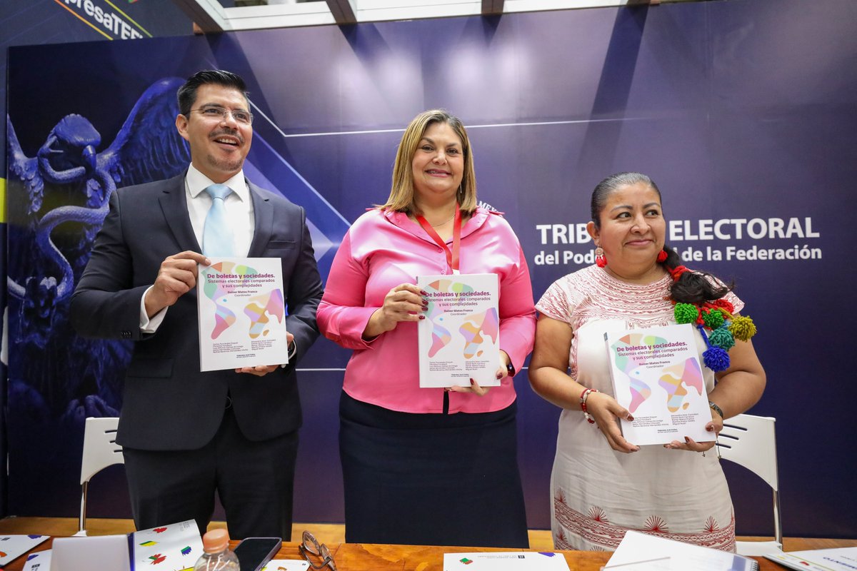 TEPJF_GDL's tweet image. 📚 #MomentosFIL
Hoy se presentó el libro “De boletas y sociedades”, un espacio de reflexión sobre los desafíos de los sistemas electorales comparados.

#SRG #TEPJF #FIL2025 🗳️📚