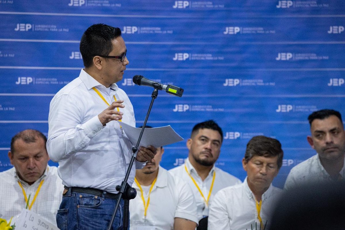 JEP_Colombia's tweet photo. El compareciente Ramírez Riaño dijo que, al aceptar la responsabilidad por estos crímenes, reconoce también el daño individual y colectivo que causó a las víctimas y al Oriente antioqueño, especialmente al corregimiento de Santa Ana.

🗣️“Comprendí que nuestros crímenes afectaron la productividad de una región tan próspera. Hoy es el día para dignificar los nombres de Ariel Benjumea, Jairo de Jesús López Giraldo, Orlado de Jesús Gómez Quintero, Albeiro Idárraga y Salvador Valle”, expresó.