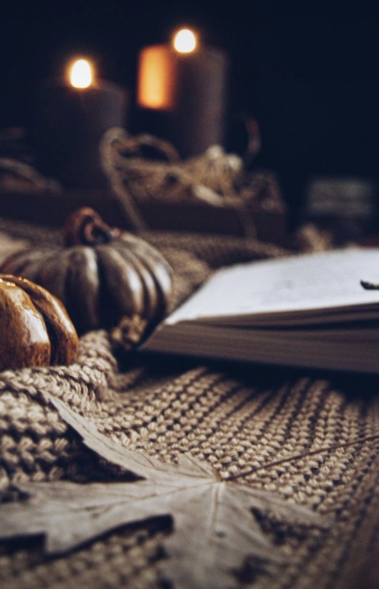 وحبك في روحي يفيض شذا الهوى
فمهما ضللت الدرب أنت قريبُ

فإن غبت عن عيني فذكرك حاضرٌ
وكيف لقلبٍ عن مناه يغيبُ ؟!

أفراح مؤذنه ♡

#مقهى_الشعر 
#مقتطفات