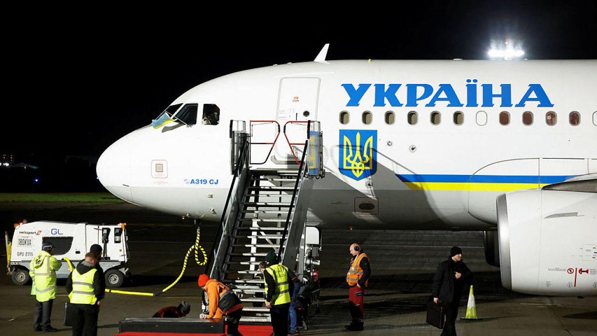 🇮🇪 Drones attempted to target Zelensky's plane in Ireland

When Volodymyr Zelensky's aircraft was departing from Ireland, four large drones were heading toward the Dublin Airport area, according to The Journal.

The drones reached the point where the presidential plane was