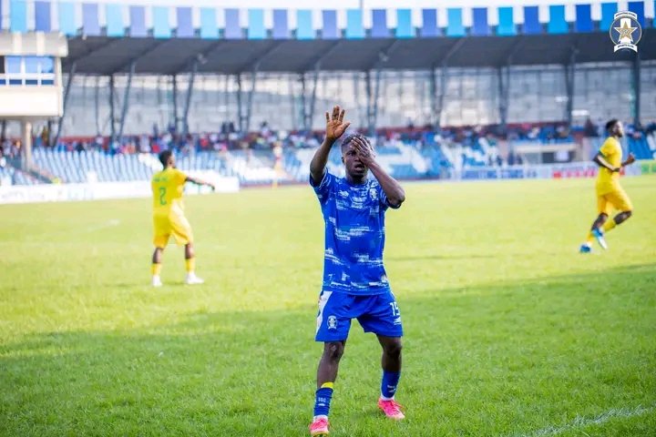 OlaiyaAzeezLaw1's tweet photo. The man of the moment. 2 games, 2 goals, 2 winning goals back-to-back.

This guy's got the midas touch. Scoring crucial goals and making an impact when it matters most.

A confident, technical, and talented player who always rises to the occasion.

Ismail Ayodele. He's HIM! 🔥⚽️ https://t.co/fB7f0KOXwN