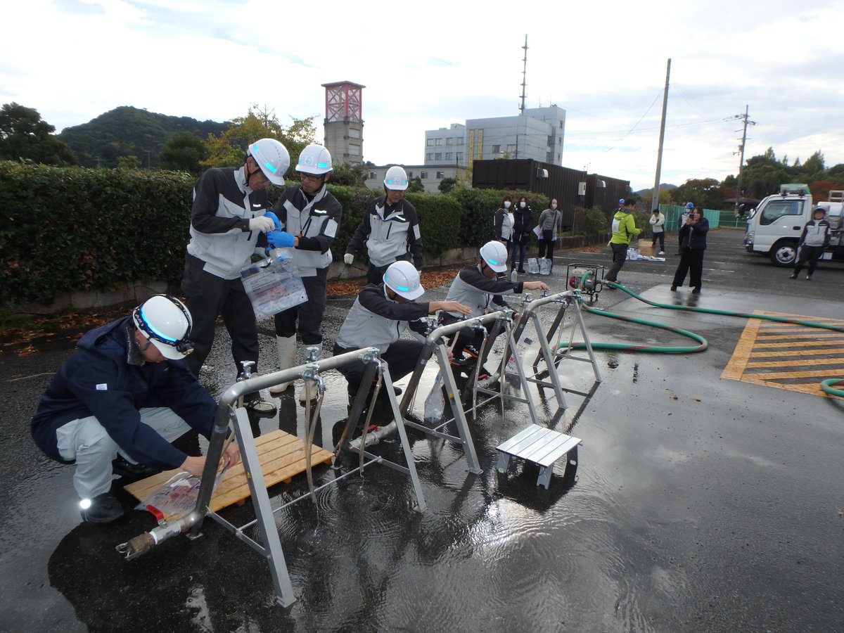 nara_NWSA's tweet photo. 11月11日、12日の2日間、奈良県広域水道企業団合同訓練を開催しました。企業団発足後、初の合同訓練となり、24事務所が5ブロックに分かれて実施しました。応急給水訓練、給水車操作訓練、情報連携訓練を行いました。 https://t.co/4odBowAxtm