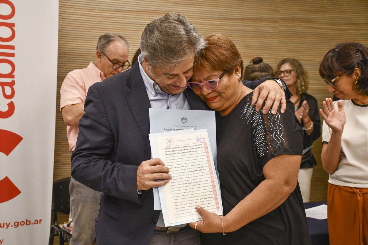 cdjujuy's tweet photo. 🙌📚Entrega de escrituras “Mi Lote en Regla”

El Vicepresidente, a cargo de presidencia, Gastón Millón, participó esta mañana del acto de entrega de 55 escrituras; que organizó la Secretaría de Ordenamiento Territorial y Hábitat, en el Salón Manuel Belgrano del Cabildo de Jujuy. https://t.co/kieMhS3rFj