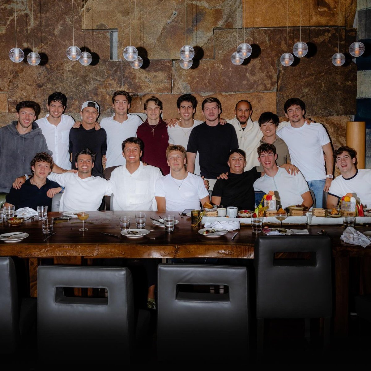 LambeResing's tweet photo. Dan inilah dia dokumentasi foto dari acara makan bersama para driver F1, yang jadi tradisi akhir musim jelang #AbuDhabiGP.

- Nyaris semua driver hadir, selain Nico Hulkenberg, dan duo Aston Martin
- Max Verstappen jadi deketan ke George Russell dibanding tahun lalu
- Pierre Gasly dan Esteban Ocon baris sebelahan (akur nich)
- Duo McLaren masih serasi dengan posisi fotonya yang hanya dibatasi oleh sang ketua GPDA.
- Posisi para rookie duduk di barisan depan dalam foto tersebut.

Karena biasanya ada yang traktirin, jadinya MBG coyyyy