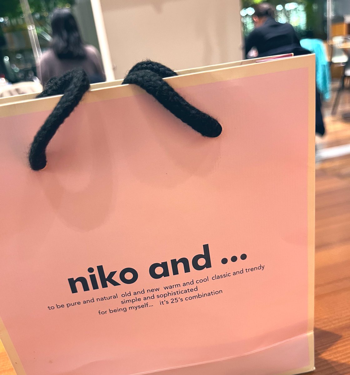 BebeSwallowtail's tweet image. 疲れた時にと、学生さんから
わざわざ差し入れいただいて

いろんなお菓子が小分けに入ってた。☺️
なんか可愛いなあ。

気配り、、
私も忘れないようにしよう。
ありがとう。