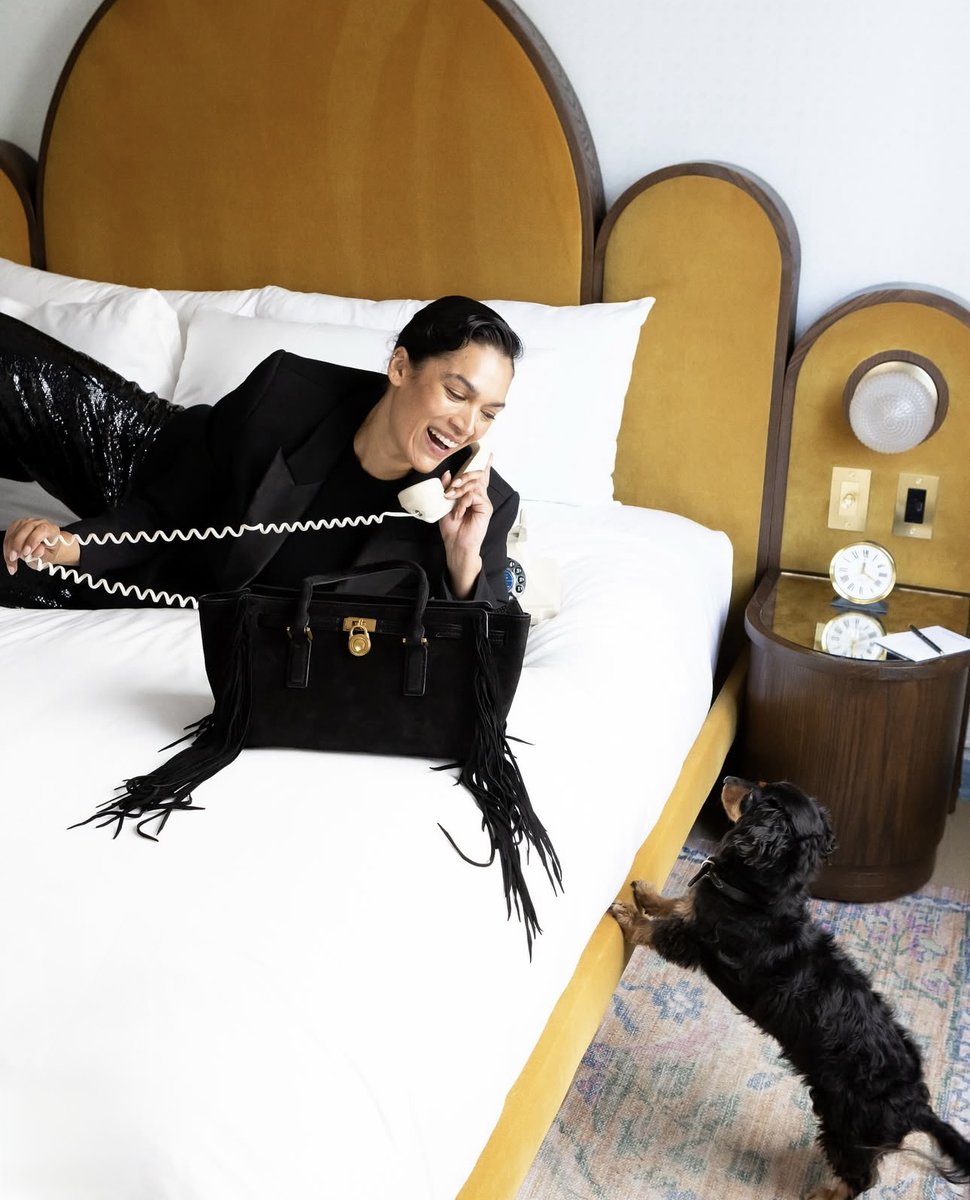 GeorgianHotelSM's tweet image. We loved these images too much to let them live only as a repost. A gorgeous day at The Georgian with @jenniferatilemile for @michaelkors.
#MichaelKors #OnSet #TheGeorgian #SantaMonica