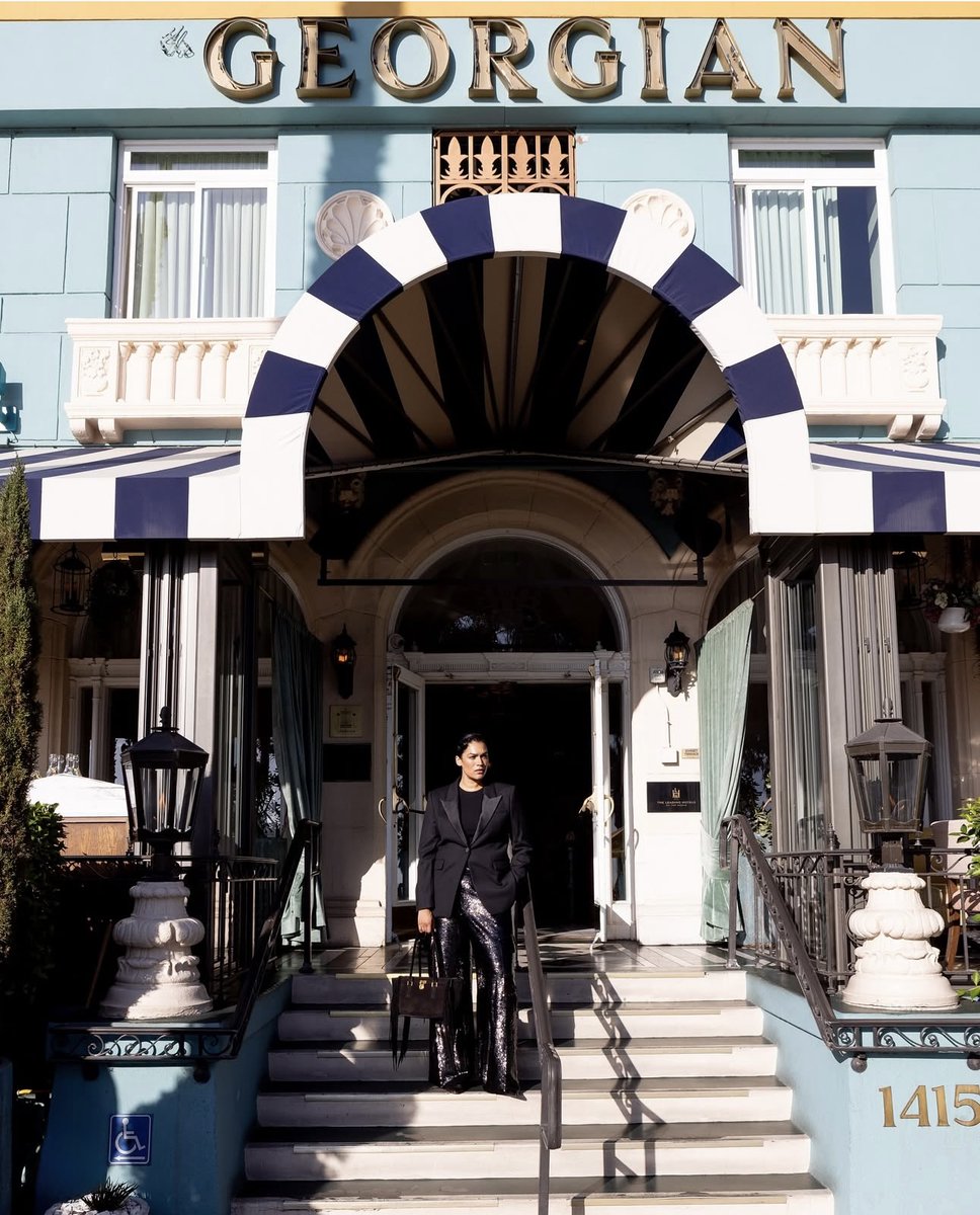GeorgianHotelSM's tweet image. We loved these images too much to let them live only as a repost. A gorgeous day at The Georgian with @jenniferatilemile for @michaelkors.
#MichaelKors #OnSet #TheGeorgian #SantaMonica