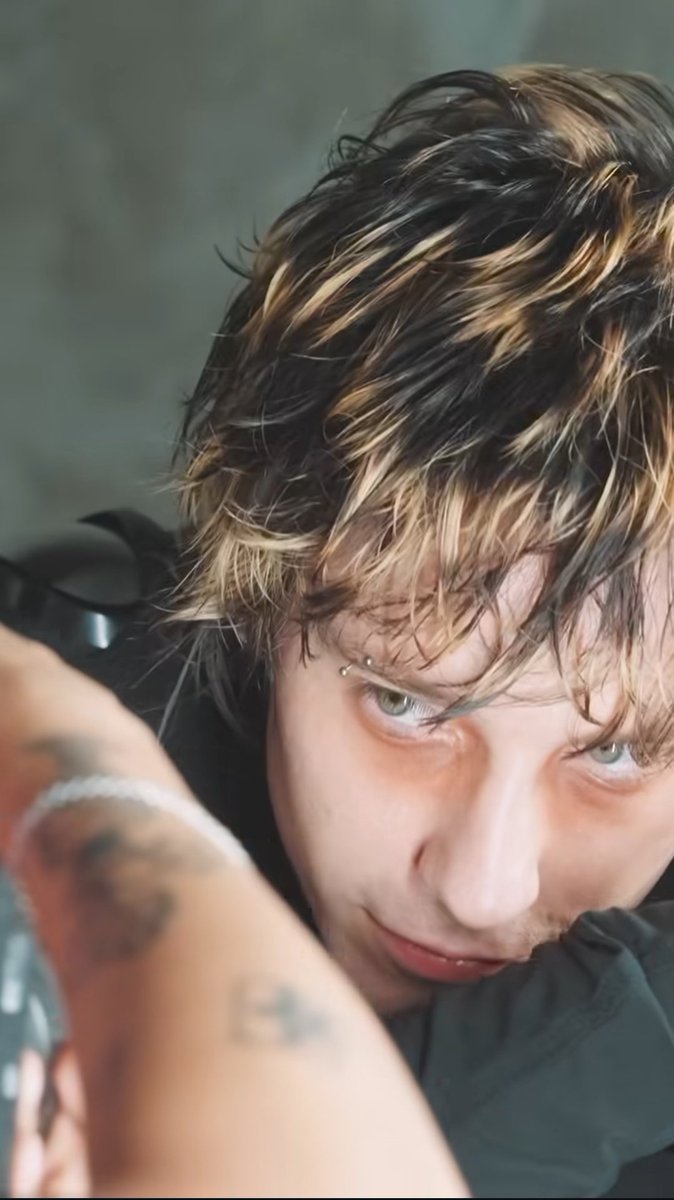 Alonso me mira así y le pregunto que somos 🫣