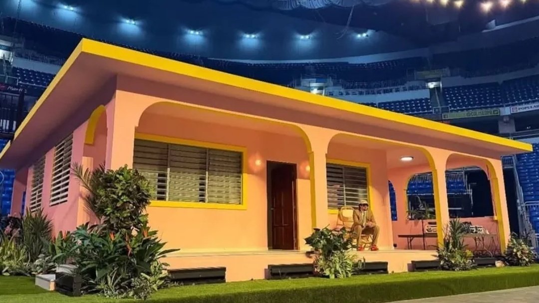 csancheznieto's tweet image. Cuanto van que La Casita no será llevada a conciertos del Bad Bunny en #Europa #Asia o #Australia porque allá si respetan a consumidores y no podrá cambiar especificaciones de escenografía por su simple capricho, el no es socialista, no piensa en sus fans, sólo es marketing.