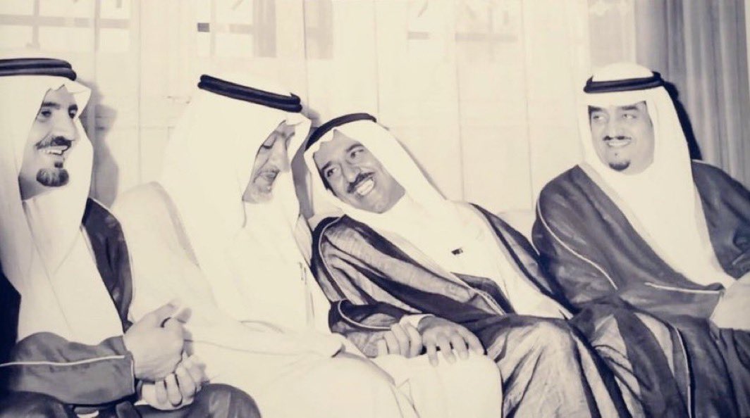 (صورة نادرة)

أسأل الله أن يُسبغ على كل من فيها جزيل رحماته.

من اليمين:

١) خادم الحرمين الشريفين الملك فهد بن عبدالعزيز آل سعود.

٢) سمو الأمير الشيخ صباح الأحمد الجابر الصباح.

٣) سمو الأمير عبدالله ابن الملك فيصل بن عبدالعزيز آل سعود.

٤) سمو الأمير مشعل بن عبدالعزيز آل سعود.