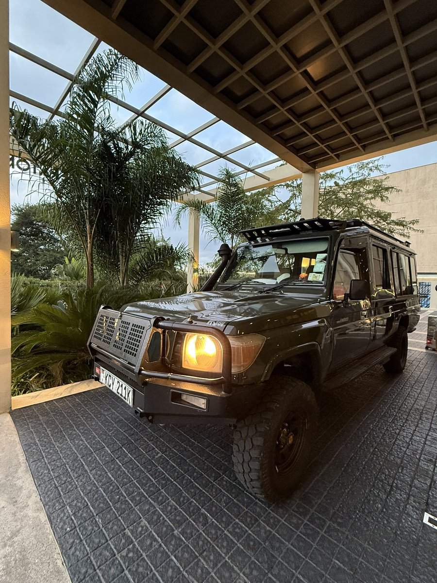 favyle's tweet image. Teslaが大好きだけど、、、
アフリカでこの車には、ガッツリお世話になった❗️ぬかるみや凸凹道、そしてパワーと、色々と素晴らしい車🚗
Safariでは、周りをみても、TOYOTAか日産(^^)
日本の素晴らしさを改めて感じたのでした❣️Thanks☆
#テスラが好き
#Safari 
#TOYOTA 
#Toyotalandcruiser