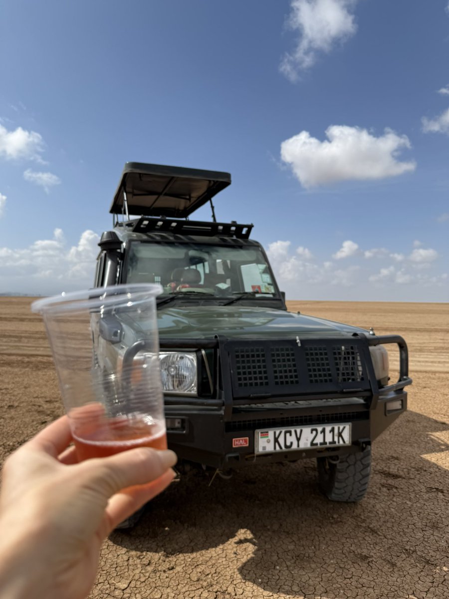 favyle's tweet image. Teslaが大好きだけど、、、
アフリカでこの車には、ガッツリお世話になった❗️ぬかるみや凸凹道、そしてパワーと、色々と素晴らしい車🚗
Safariでは、周りをみても、TOYOTAか日産(^^)
日本の素晴らしさを改めて感じたのでした❣️Thanks☆
#テスラが好き
#Safari 
#TOYOTA 
#Toyotalandcruiser