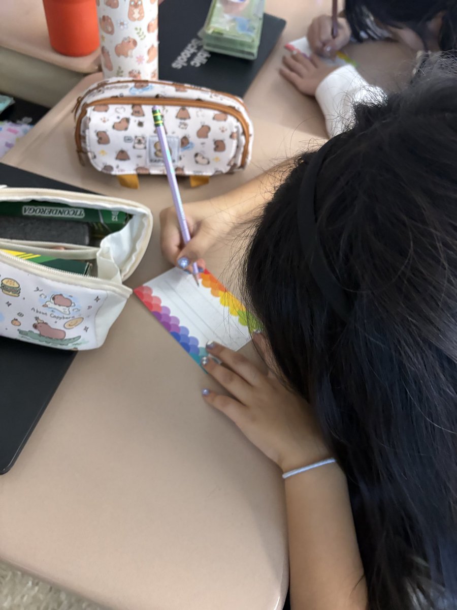 CounselorCalm's tweet image. #MindUP lesson today! We learned how to be mindful through a mindful listening activity and read The Gift of Words by Peter H. Reynolds. Students then mindfully shared their own positive words and added them to our school tree. 🌳💛 @PS94DavidPorter 
#MindfulMoments #PositiveWord