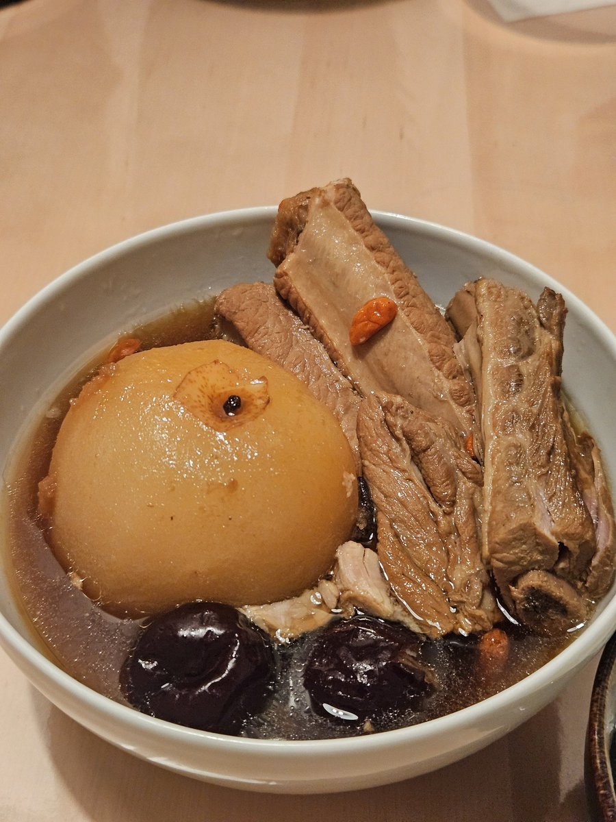 dailygiggling's tweet image. มาละ ฉันก็เก่งเหมือนกันนะเนี่ย😂 มาเดี๋ยวแจกสูตร 
-ลวกซี่โครงหมู 3 นาทีเอาขึ้น
-ตั้งหม้อใหม่ใส่น้ำ2ล. ใส่ซี่โครง+พุทราจีน ไฟกลางให้เดือดละปรับเป็นไฟอ่อน ปล่อยตุ๋นไว้3.5ชม.
-45 นาทีสุดท้ายใส่สาลี่ 
-20 นาทีสุดท้ายใส่เม็ดเก๋ากี้
-10 นาทีสุดท้ายใส่เกลือ 1 ชต
น้ำหดเติมน้ำร้อนเท่านั้น