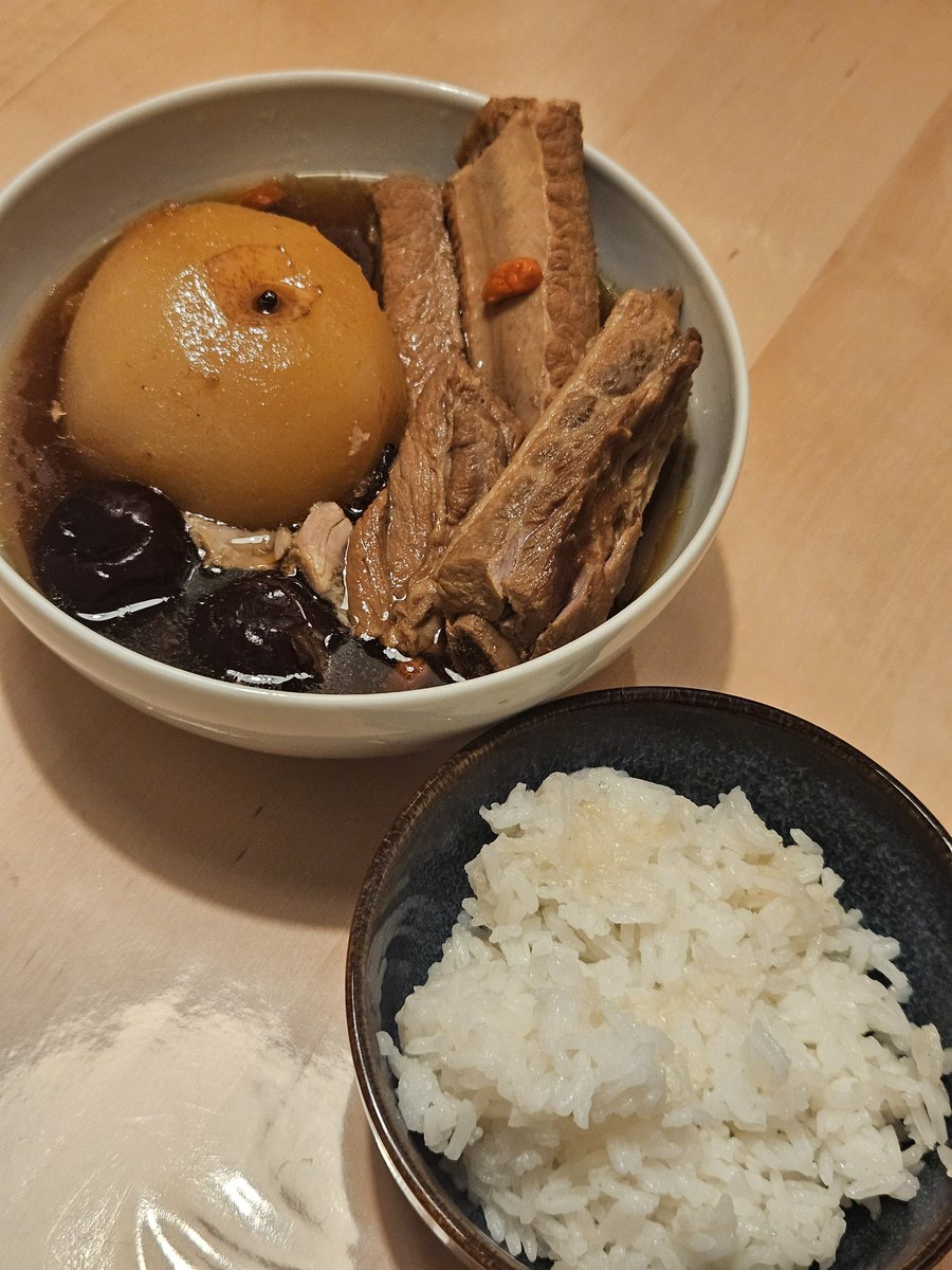 dailygiggling's tweet image. มาละ ฉันก็เก่งเหมือนกันนะเนี่ย😂 มาเดี๋ยวแจกสูตร 
-ลวกซี่โครงหมู 3 นาทีเอาขึ้น
-ตั้งหม้อใหม่ใส่น้ำ2ล. ใส่ซี่โครง+พุทราจีน ไฟกลางให้เดือดละปรับเป็นไฟอ่อน ปล่อยตุ๋นไว้3.5ชม.
-45 นาทีสุดท้ายใส่สาลี่ 
-20 นาทีสุดท้ายใส่เม็ดเก๋ากี้
-10 นาทีสุดท้ายใส่เกลือ 1 ชต
น้ำหดเติมน้ำร้อนเท่านั้น