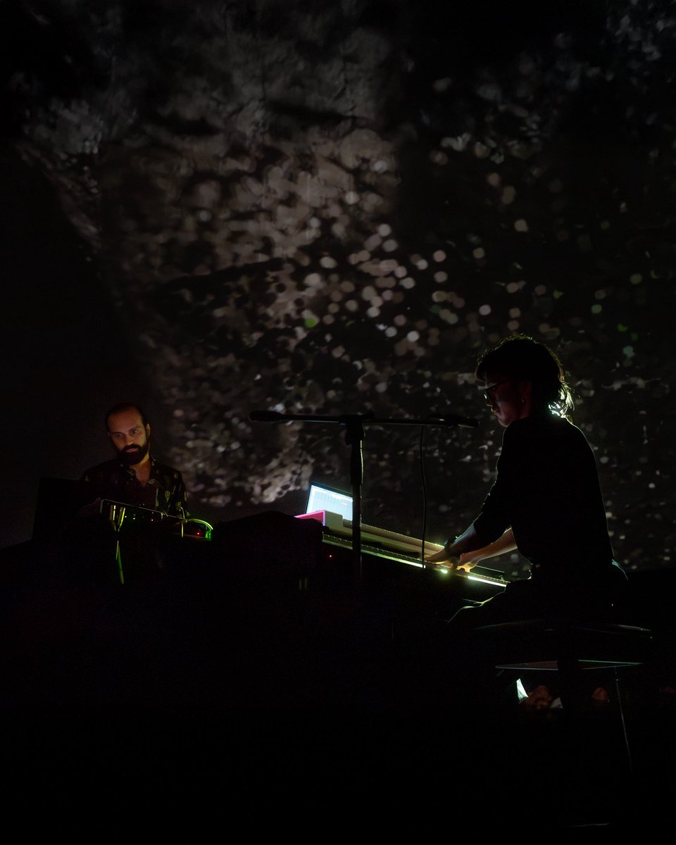 LineaACT_'s tweet image. El pasado viernes 21 de noviembre, la Línea de ACT del Idartes cerró la franja de presentaciones en vivo del Festival #RealMix 0.5 con “ITA / Animacy or a Breath Manifest”, performance de la artista mexicana Vica Pacheco en el domo del Planetario de Bogotá.

🪡🧵