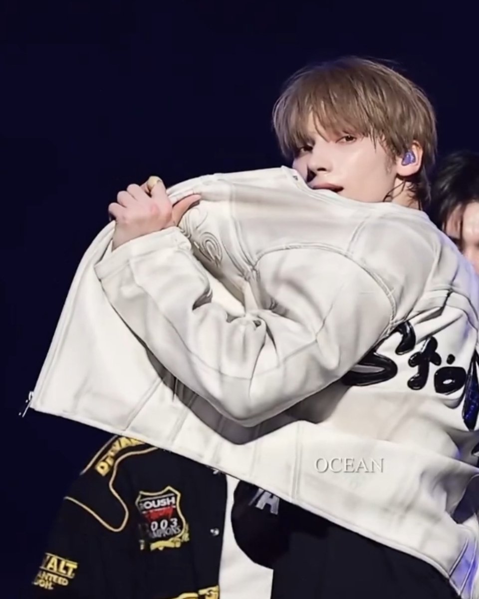 Cold weather hack: steal his jacket space ❄️😍 #휴닝카이