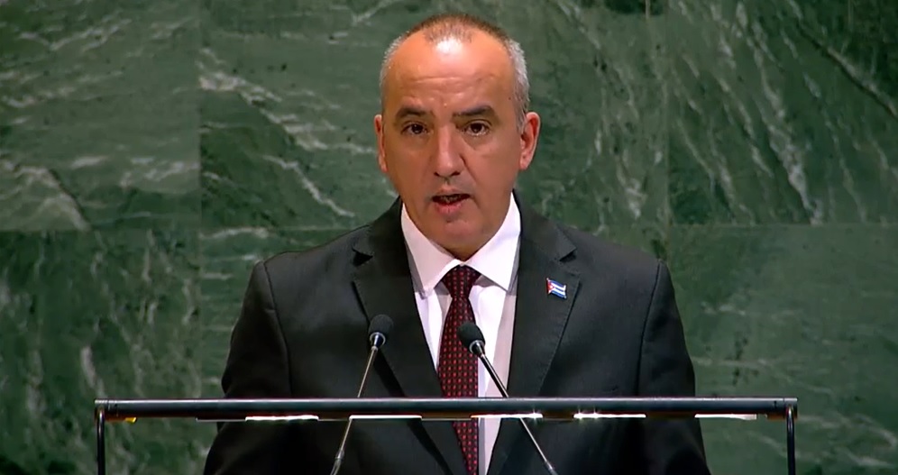 #Cuba 🇨🇺 denuncia en la ONU el carácter ilegal, inhumano y devastador de las medidas coercitivas unilaterales.

El Embajador <a href="/SoberonGuzman/">Ernesto Soberón</a> condenó estas políticas que violan el derecho internacional, castigan pueblos y socavan la cooperación global.

🔗cubaminrex.cu/es/cuba-denunc…