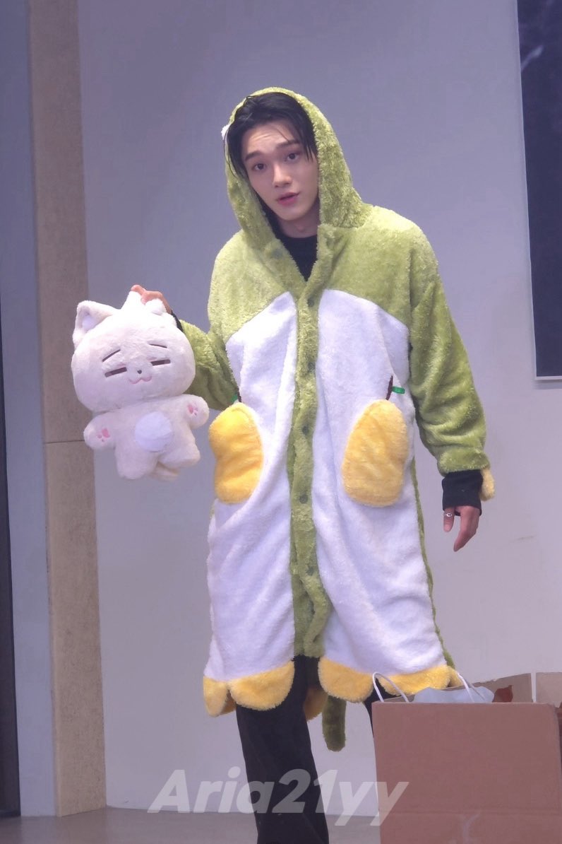 WITHKINGJD's tweet photo. this photo is so funny why is he holding chenki like that? 😭 (📸 Aria21yy) https://t.co/8NSBde88UU