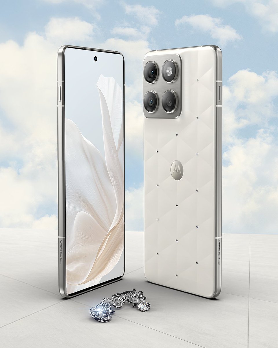 Moto's tweet image. A dreamy edge is here to charm you ☁️
Meet motorola edge 70 in Pantone Color of the Year 2026, Cloud Dancer, adorned with Swarovski® crystals. Read more on our blog: bit.ly/49Thj0k
#ColoroftheYear #COY2026 #clouddancer