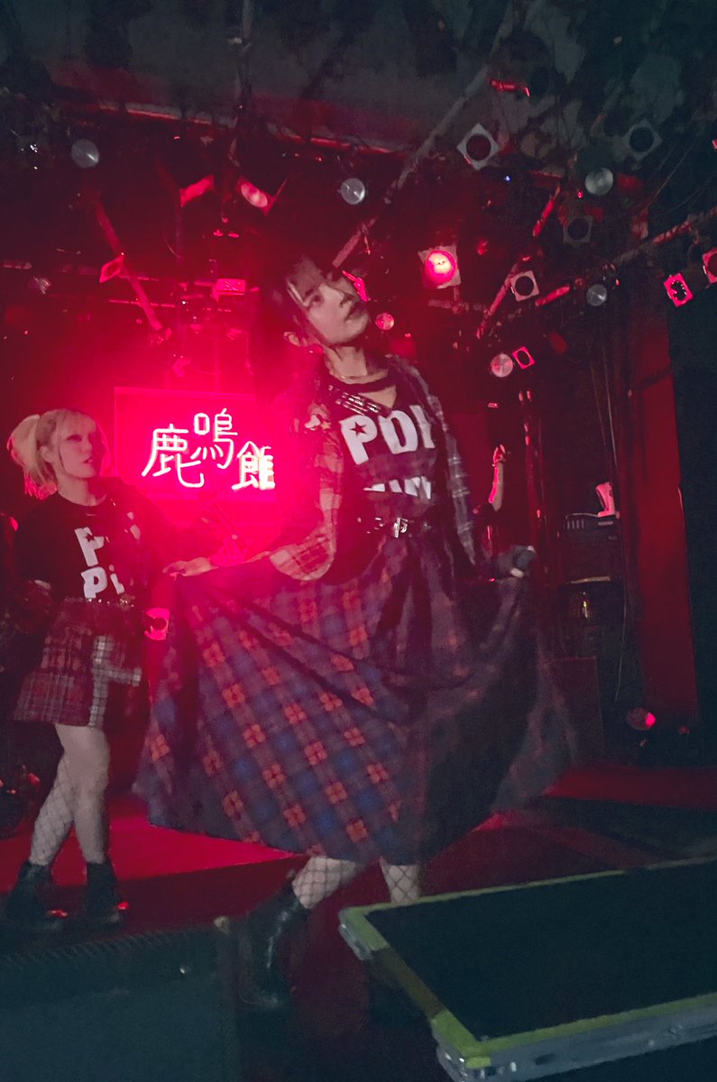 目黒鹿鳴館 1枚目 ネオンとバックドロップ、鹿鳴館だけ入場後すぐに