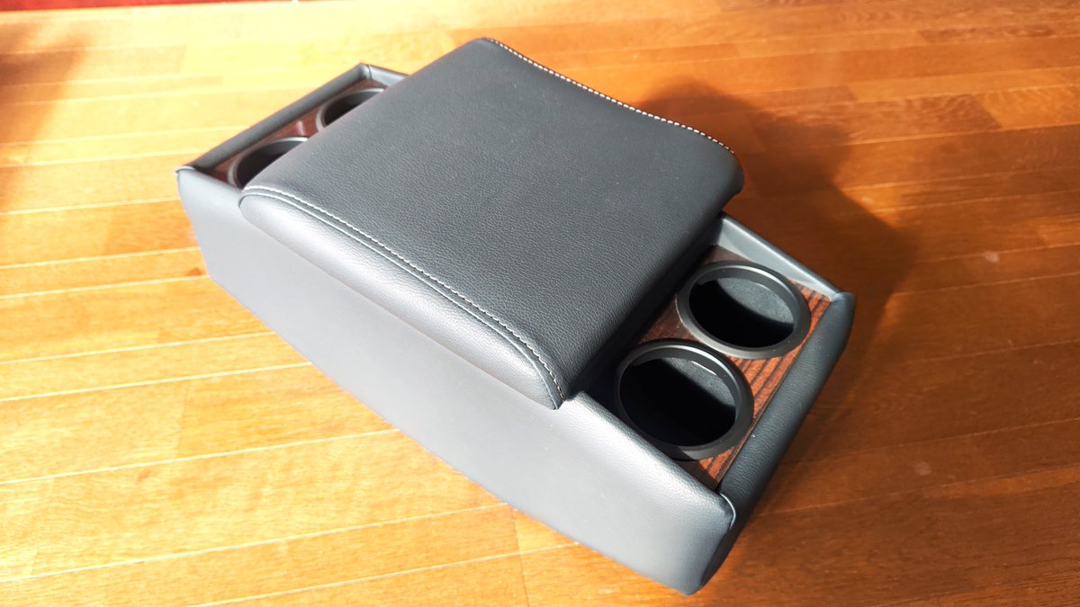 KCraftJB74's tweet image. 【レビュー1・外見/比較】
ランクル70アームレスト専門店 TME様とのご縁で新製品を先行購入させて頂きました
TME様では『お客様の声を製品に常に反映すること』を大切にしているとのこと
前モデルと比較して、見た目だけでも単なるアップデートではない進化を感じます
#ランクル70 #TME #アームレスト