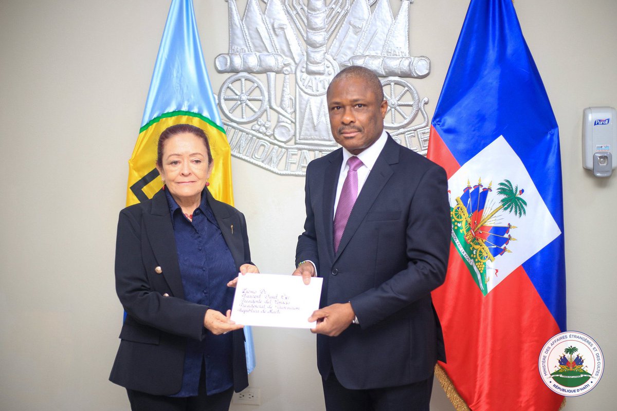papposthaiti's tweet image. La Colombie a enclenché la phase préparatoire visant à établir des relations diplomatiques avec Haïti. Ce jeudi 4 décembre 2025, l’ambassadrice colombienne, Vilma Rocío Velásquez Uribe, a remis ses lettres de style au Chancelier haïtien, Jean-Victor Harvel Jean-Baptiste, lors…