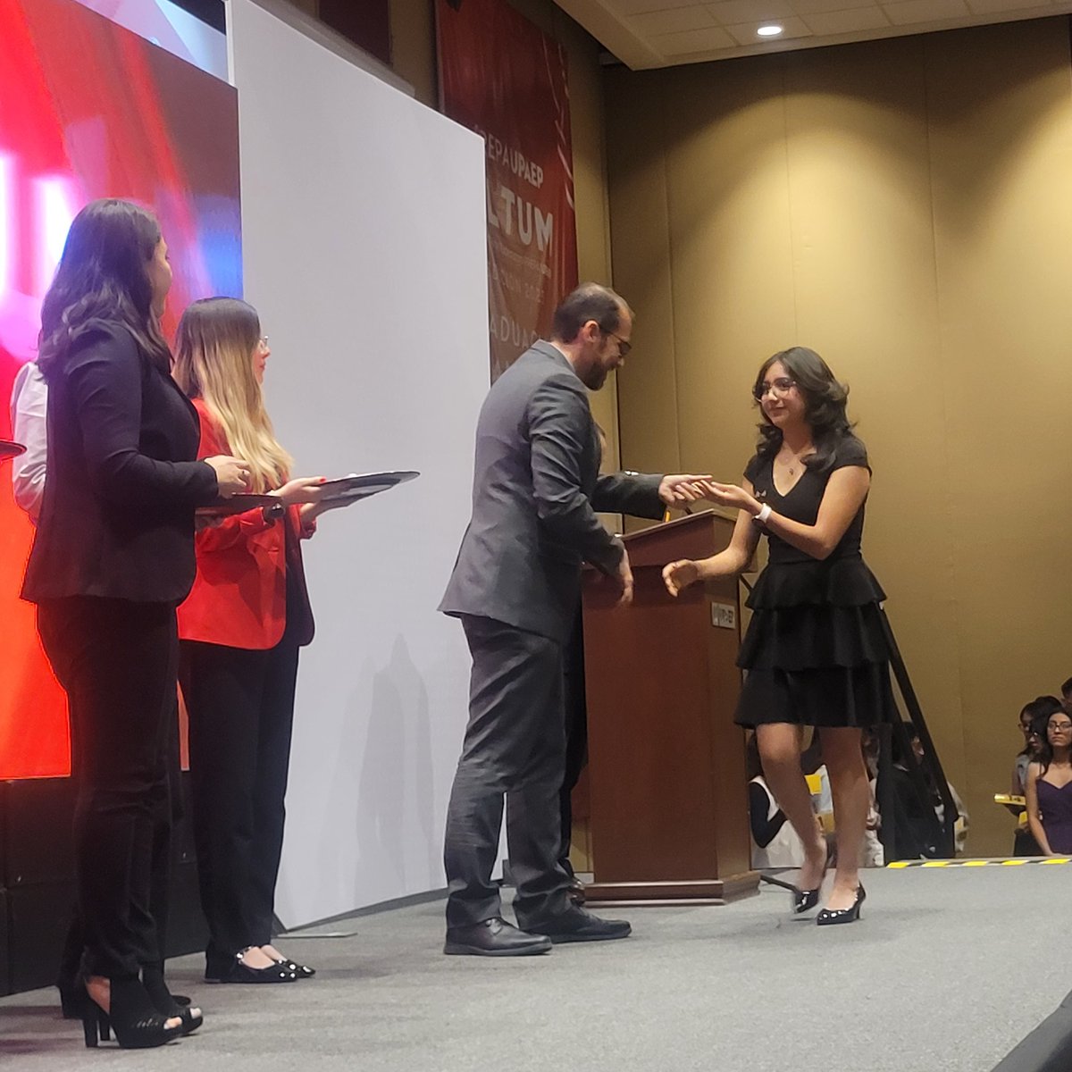 Momento de entrega de insignias.
Orgullo total por nuestros estudiantes ALTUM. 🦅✨