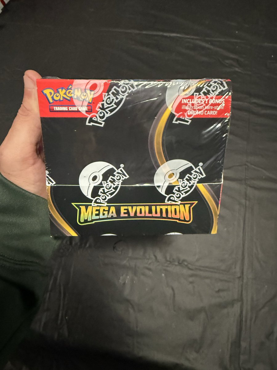 RippinandSippin's tweet image. Went to go grab some groceries i swear it’s always when your not trying to find something is when I’ve had my biggest finds first booster box from a vending machine #megaevolution #score