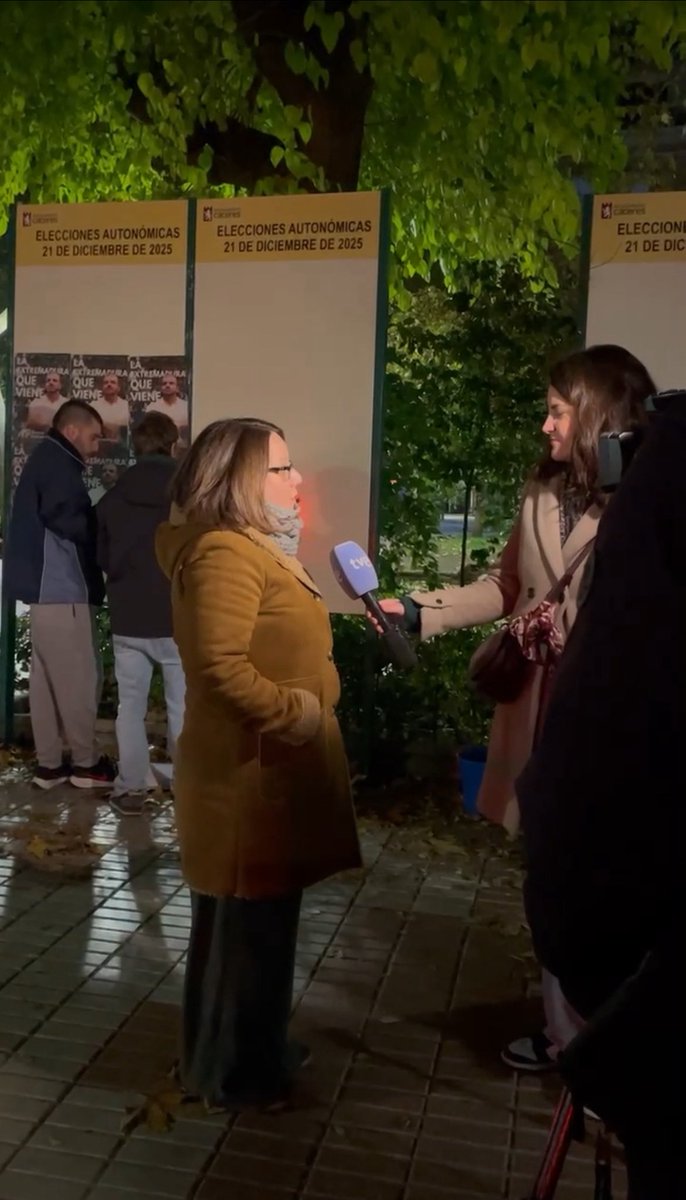 nuevoext's tweet photo. El soberanismo empieza a andar! 

Esta noche hemos estado pegando carteles por distintos municipios de nuestra tierra dejando claro que nuestro proyecto es la única alternativa de futuro para Extremadura. 

Arrancamos una campaña para contarte La Extremadura que Viene! https://t.co/Km19naKjYe