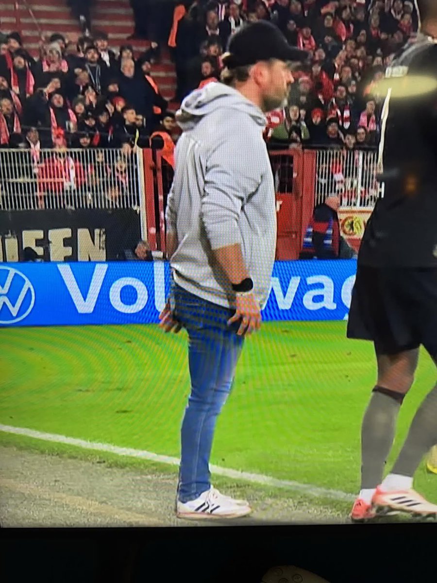 Beispielhaft für die deutsche Alkoholiker Figur ist hier Steffen Baumgart mit einer  dünne Beine dicker Bauch Ratio die seinesgleichen sucht