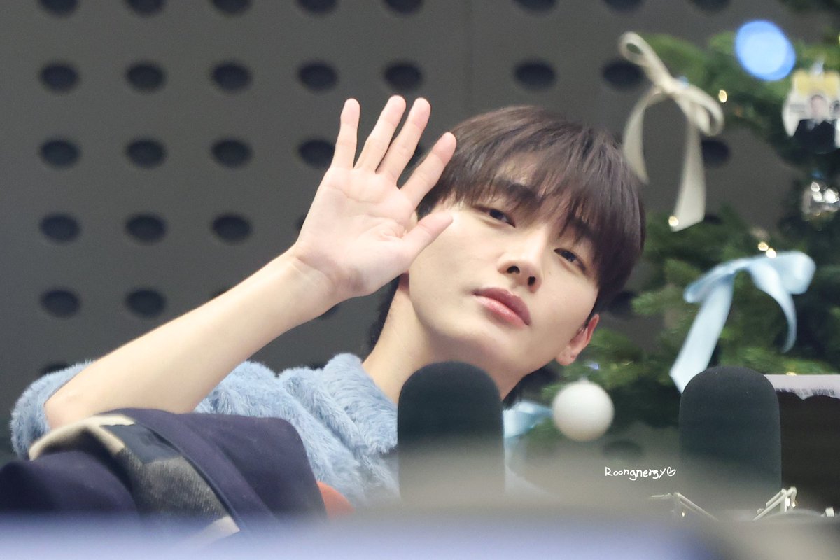 roongnergy38's tweet photo. 251204 볼륨을 높여요

👋👋

#윤지성 #Yoonjisung https://t.co/2toHDlKliY