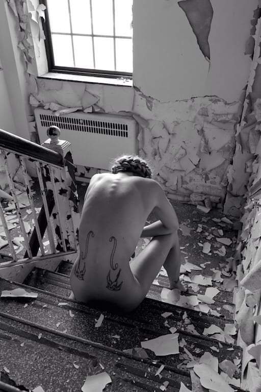 Hasta donde sé, el mundo nos termina por silenciar o nosotros terminamos buscando silencios del mundo...

#fabulogias #microcuento #minitexto