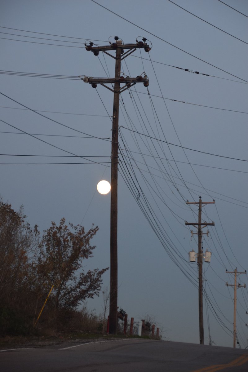 culturalfront's tweet photo. Memphis Moon https://t.co/TMPN8nyLWL