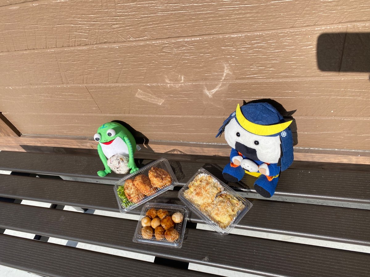 kerohira0629's tweet photo. 【岩手★宮城】
今回は平泉へ～！観自在王院の近くで ＃ガンダムマンホール を発見！平泉町内には２か所設置されてるケロよ～。
ガンダムマンホールの近くに気になるお店を発見！
お惣菜屋さん「#おかずやいっ菜」だケロ！
早速、むすび丸と美味しくいただくケロよ～！

＃ケロ平　＃むすび丸 https://t.co/UAKduQOpZp