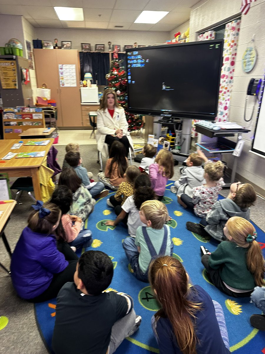 Dr. Southerland and Dr. Winstead spent the morning reading Christmas books to some very excited and attentive kindergarten students at Charlotte Elementary School. 📕 🤶🏻 🎅🏻