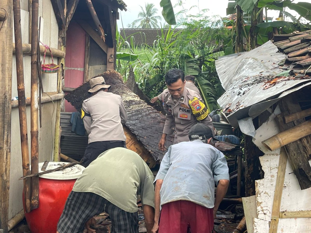 RadioElshinta's tweet image. Ratusan warga di Kecamatan Gucialit Kabupaten Lumajang Jawa Timur bergotong royong melakukan bersih bersih rumah-rumah warga  yang rusak akibat angin puting beliung, Jumat  (05/12) pagi. 📸Efm

#Lumajang #GotongRoyong #Puting #Beliung #Warga