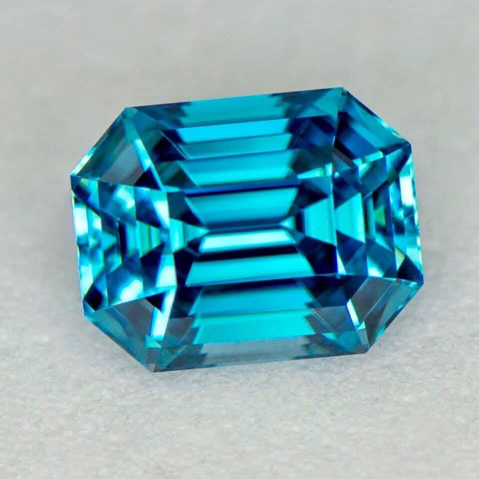 QuocTuangl92's tweet photo. ZIRCON, CÓ NHIỆT CÓ XANH CÓ TIỀN❗️
Trong tự nhiên đá Zircon được khai thác từ mỏ thường có màu đỏ, cam, hồng, nâu đen và nhiều màu khác, nhưng có điểm chung là đều ám đen, tối màu nên giá trị làm trang sức rất thấp. Để có Zircon màu xanh lam bắt mắt, có giá trị tăng cao thì tất cả zircon thô sau khi khai thác đều phải được xử lý nhiệt bắt buộc. Có nhiệt mới có tiền, có xanh tiền lại càng cao.. Đây cũng là nét độc đáo, thú vị chỉ có ở dòng đá Zircon.

Không giống Blue Topaz, con người có thể làm chủ được việc tạo thành màu xanh dương đậm (London Blue) hay lam nhạt (Sky Blue), với Zircon tuỳ thuộc vào thành phần của từng viên thô ban đầu cũng như việc kiểm soát nhiệt độ sẽ quyết định màu sắc và độ bền màu của thành phẩm... 

Theo đó, Blue Zircon sau khi xử lý được phân ra các cấp độ màu như sau:
🔹 Ice Blue: xanh dương nhạt
🔹 Lagoon Blue: xanh dương vừa phớt lục
🔹 Intense Blue: xanh dương mãnh liệt (được ưa chuộng nhất)
🔹 Deep Intense Blue (xanh lam đậm, rất hiếm & giá trị cao nhất)

Mặc dù Zircon được tìm thấy ở nhiều nơi trên thế giới và đều có thể xử nhiệt để tạo thành Blue Zircon, nhưng chỉ Zircon tìm thấy ở vùng Ratanakiri (Cambodia) mới tạo ra được màu Intense Blue đẹp nhất và màu Deep Intense Blue hiếm nhất. Chính vì vậy Zircon xanh Cambodia đã được thị trường quốc tế ưa chuộng & định vị rất cao trên bản đồ đá quý thế giới.

Với độ chiết suất cao, màu sắc bảo hoà và độ sạch rất tốt nên cũng dễ hiểu khi người ta dễ dàng gục ngã, yêu ngay từ cái nhìn đầu tiên trước vẻ lấp lánh & ánh lửa vô cùng ma mị của dòng đá này. Không còn nghi ngờ gì nữa, Blue Zircon chính là dòng đá đẹp nhất trong các các loại đá quý có màu xanh biển.
——————————
 #Nhậndiệnđáquý
#Zircon #BlueZircon 
#Cambolite #Ratanakiri
